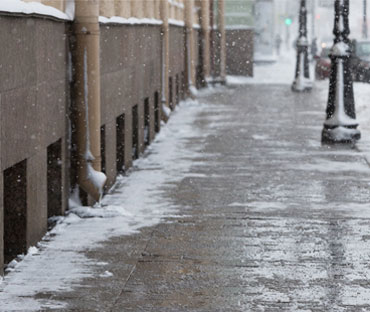 Environmentally friendly de-icer delivery